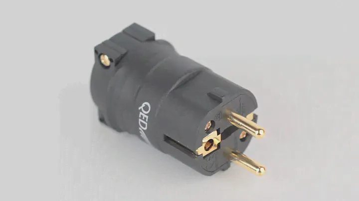 Коннектор EU Schuko QED Performance Euro Plug Gold